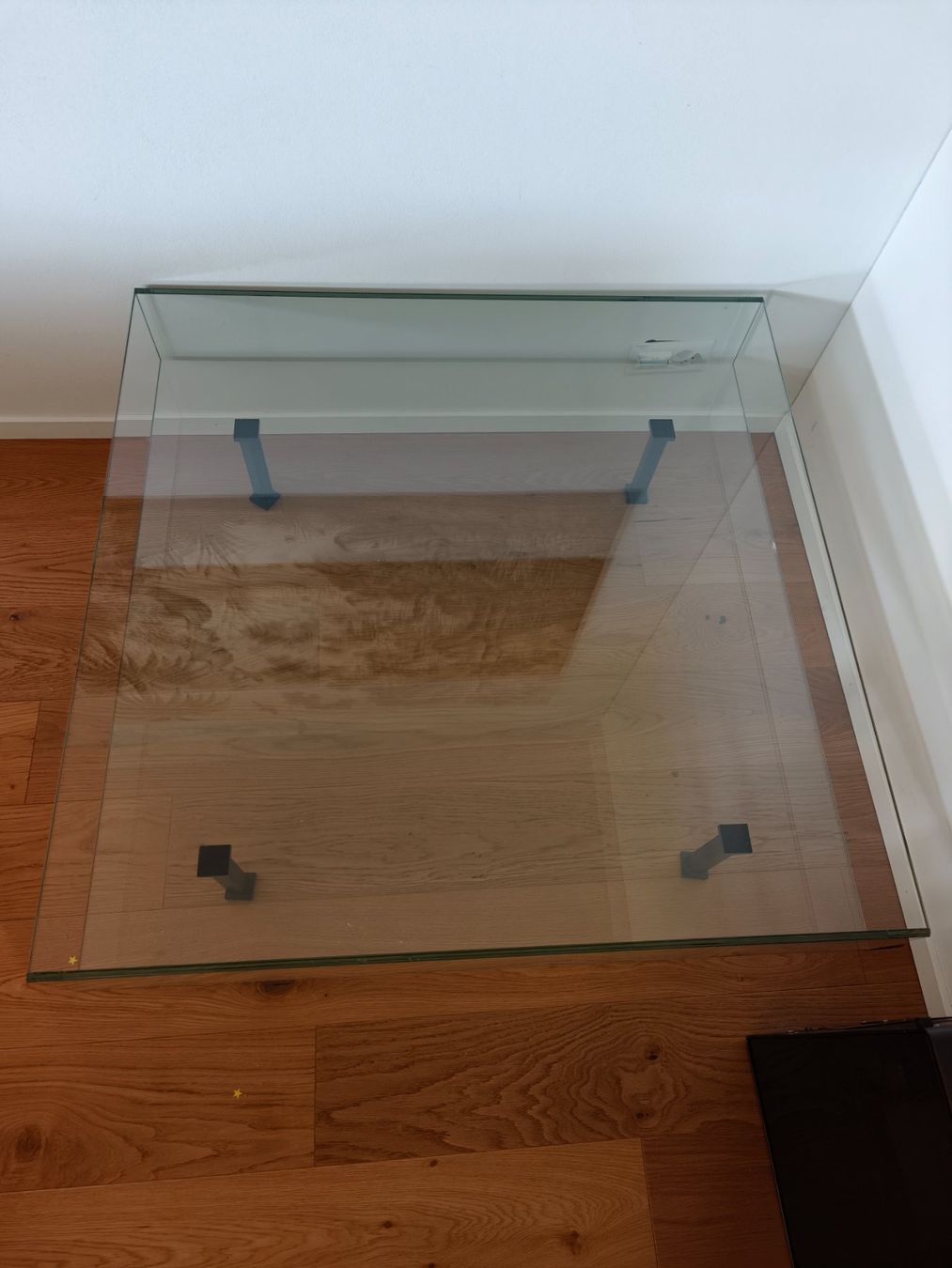 Tische: Glastisch mit vier Beinen – Gebraucht aus Adligenswil von ser_6mpq