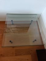 Glastisch mit vier Beinen