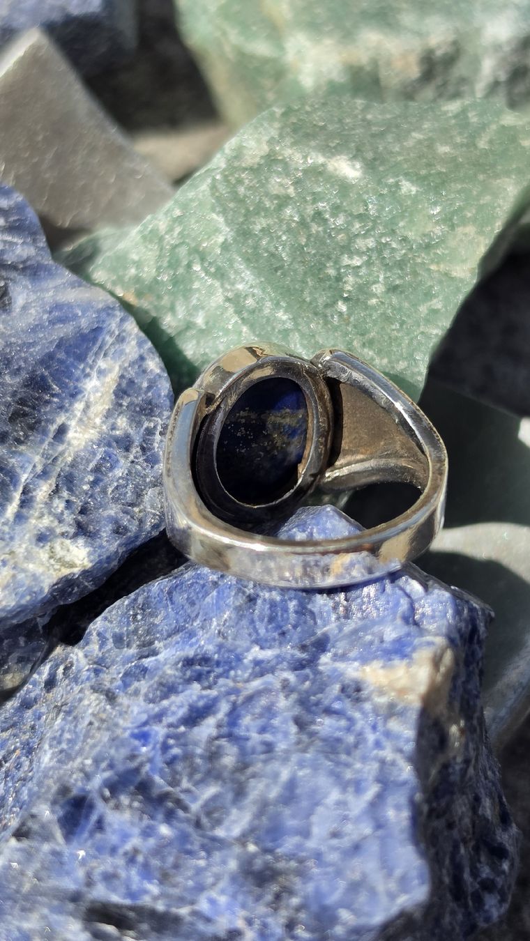 Anelli: Handmade Silberring mit Lapislazuli Stein Design graviert  – Nuovo e nell'imballaggio originale da Fislisbach venduto da Eye-Arts 7