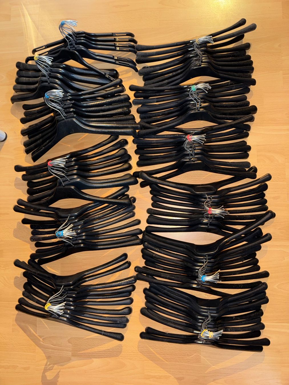 Kleiderbügel: 110 schwarze Kleiderbügel – Gebraucht aus Grosswangen von Second_hand_paradise 2