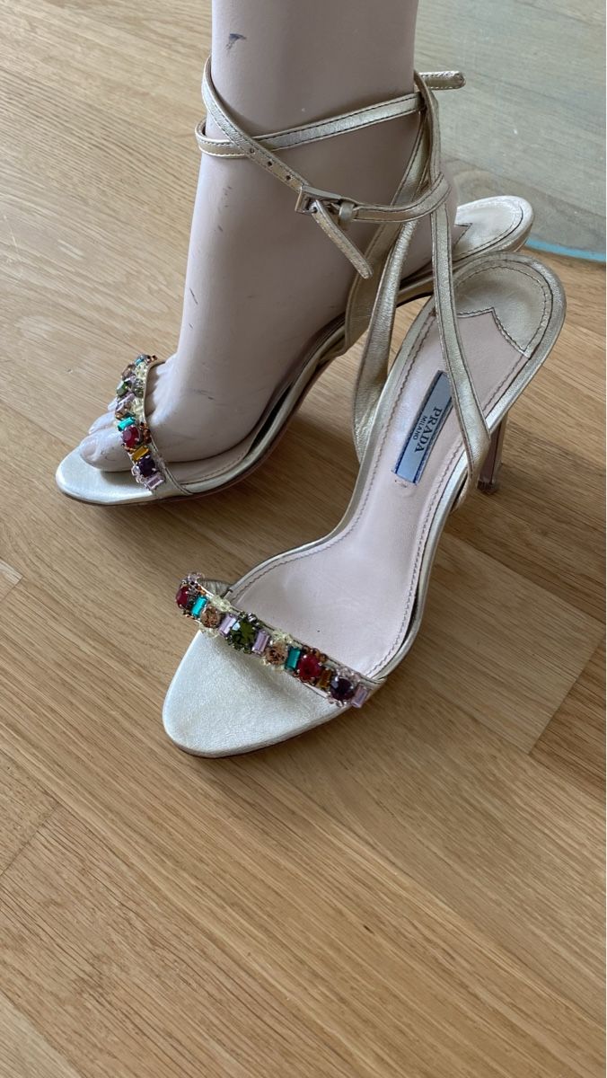 Prada Damenschuhe: PRADA SANDALS GOLD RHINESTONES SPRING SOMMER – Gebraucht aus Walchwil von Finibaci