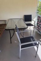 Tisch und 2 Stühle
