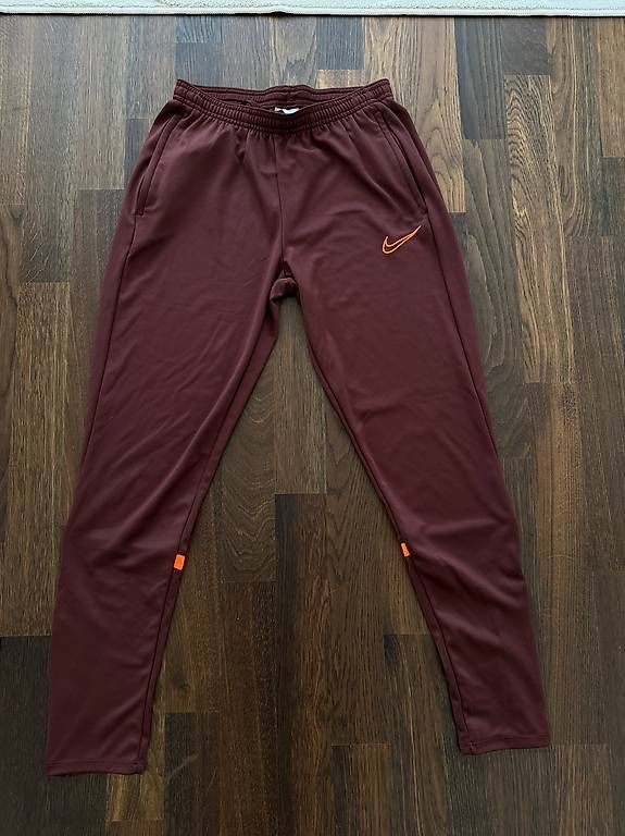 Pantalons: Nike Trainerhose leicht – D'occasion à Dietikon par mic_l9hy