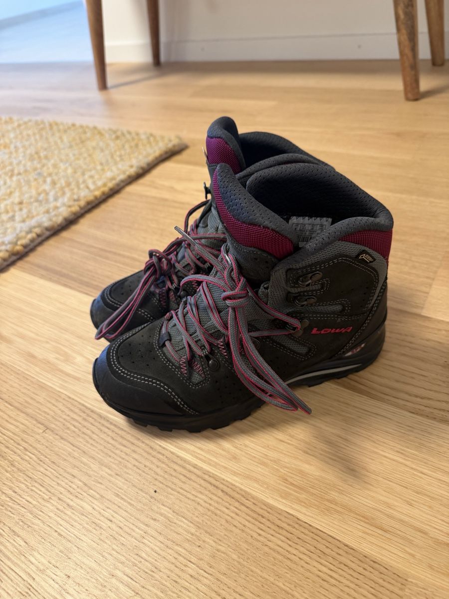 Lowa Chaussures femmes: Wanderschuhe Lowa schwarz Grösse 38 – D'occasion à Zürich par muk_8rws 2