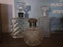Drei antike Whiskyflaschen aus Kristall mit Metallverschluss