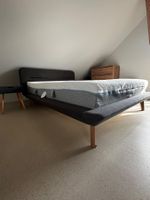 Graues Stoffbett mit Matratze zu verkaufen