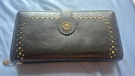 Portafoglio nero con zip e decorazioni dorate, donna