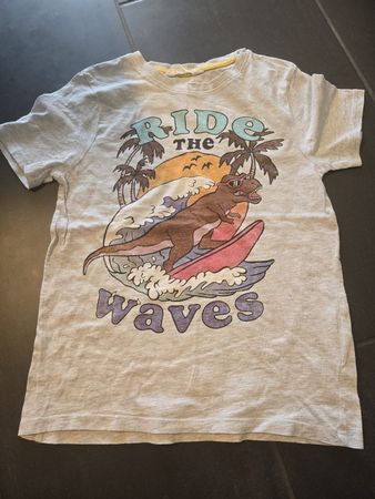 Cooles T-Shirt H&M Gr. 134/140 mit Dino-Surfer Motiv