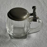 Historischer Glas-Bierkrug mit Zinndeckel