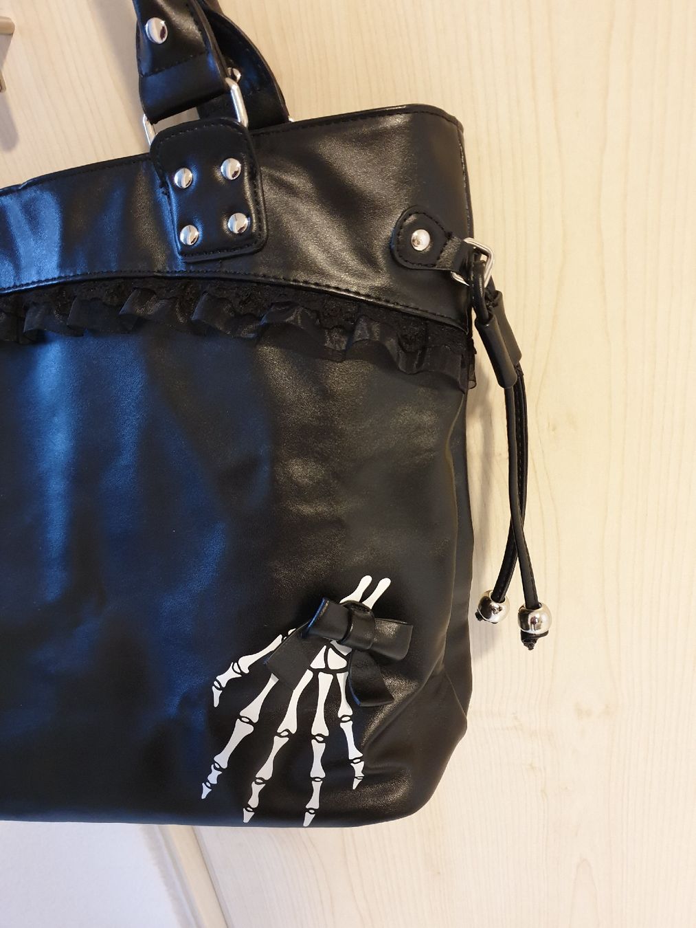 Borse da donna: Handtasche mit Skeletthänden – Usato da Winterthur venduto da ets_yvn2 5