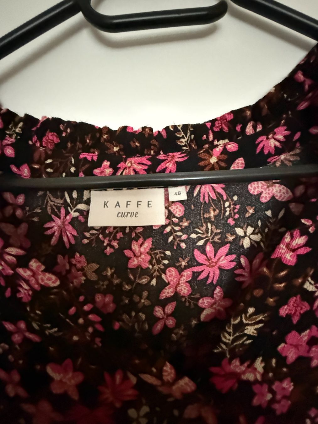 Vestiti: Kleid KAFFE Curve Blumenmuster Dunkelrot Grösse 48 – Usato da Schaffhausen venduto da gdinoro 2