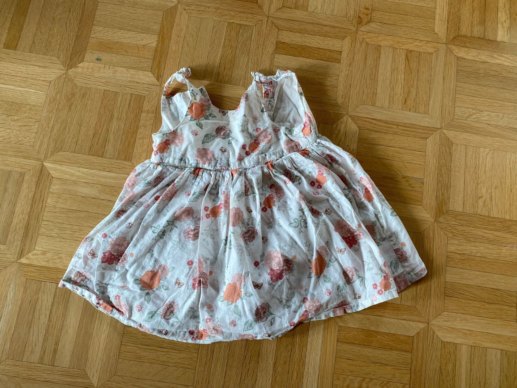 Vestiti & Gonne: Kinderkleid weiss mit Blumenmuster Gr. 98 – Usato da Vilters venduto da Zwaergli13