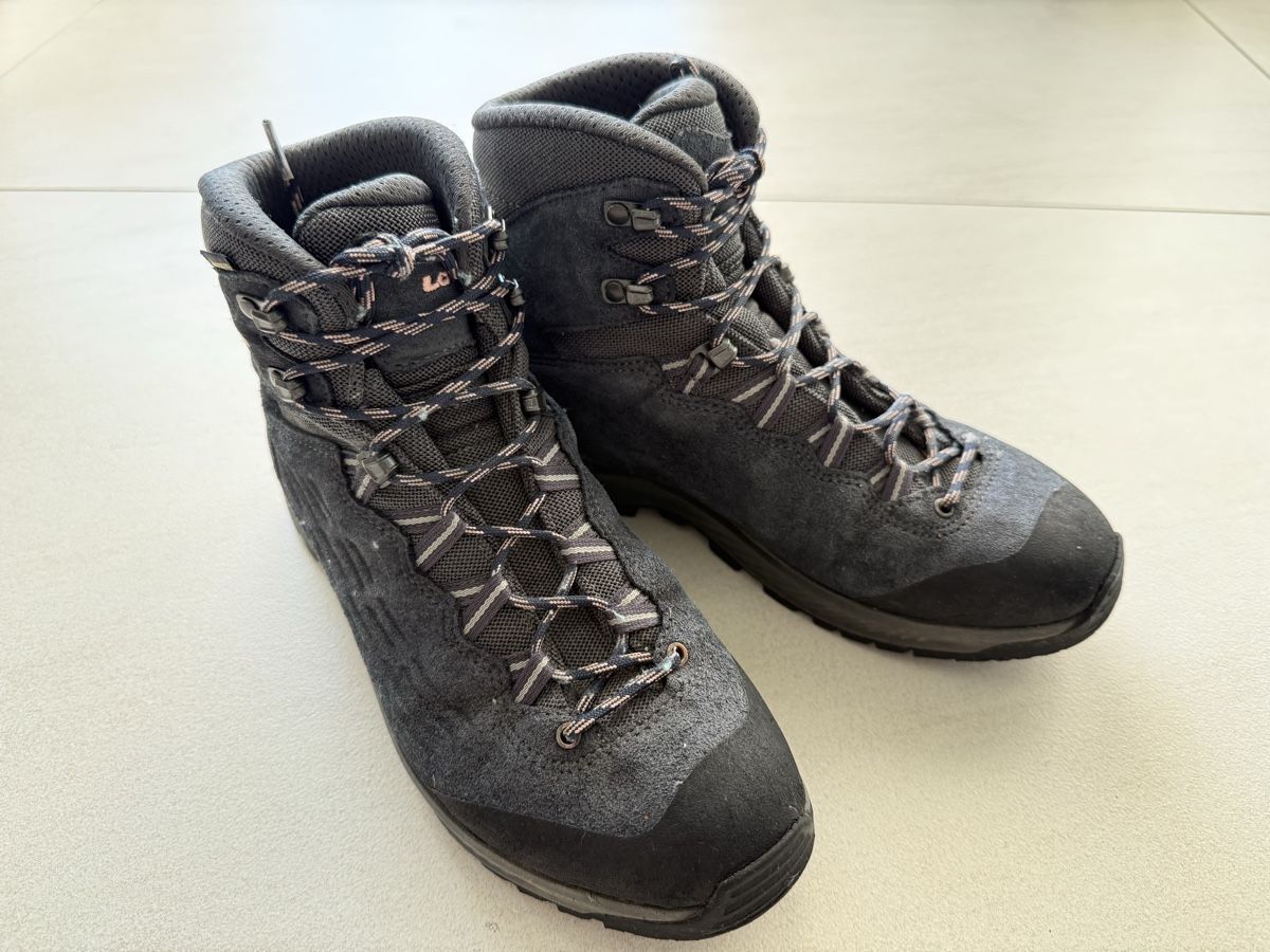 Lowa Scarpe da donna: Wanderschuhe LOWA Gore-Tex Grösse 39 dunkelblau – Usato da Oberdorf NW venduto da Yomo1