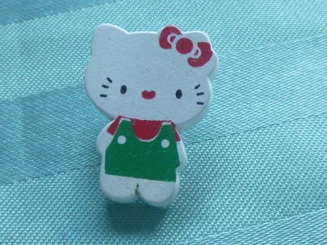 Knöpfe: 13 Hello Kitty Holzknöpfe – Neu und originalverpackt aus Hinwil von Glasperlen