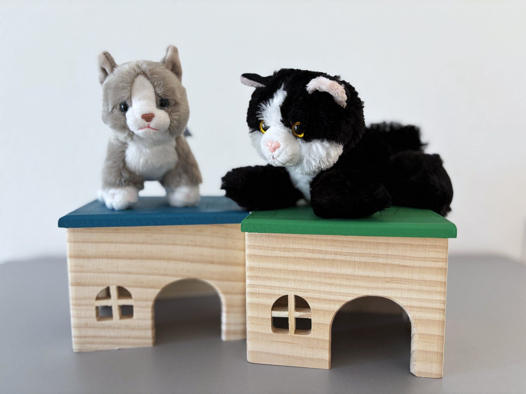 Spielzeuge: Plüschtiere Kuscheltiere Katzen mit passendem Häuschen – Gebraucht aus Holzhäusern ZG von paula_w