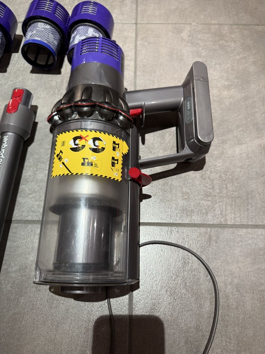 Dyson Aspirateurs & Accessoires: Dyson V 10  – D'occasion à Claro par KarinS84 1