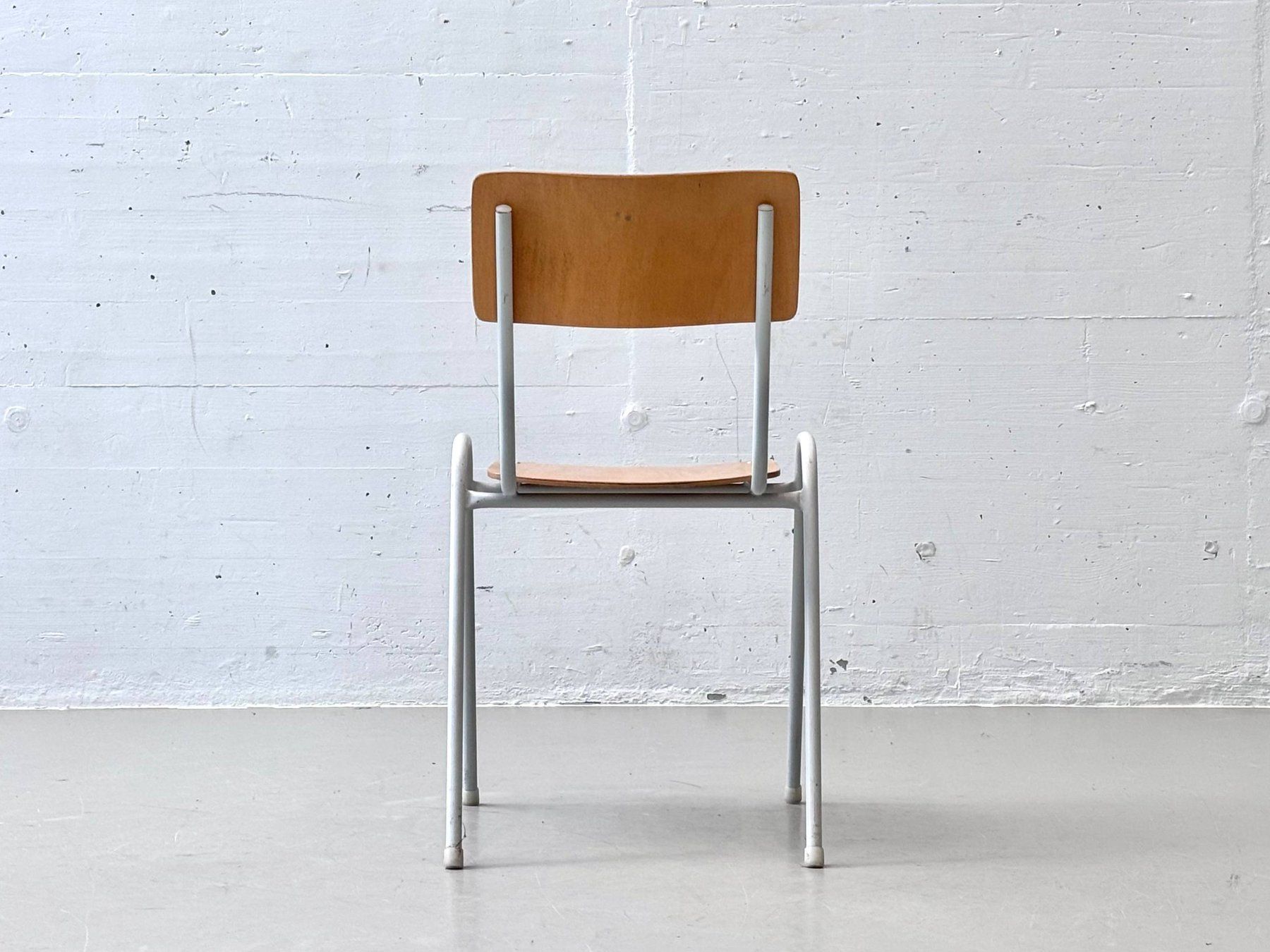 Sedie: Retro Stapelstühle mit weissem Gestell – Usato da Zürich venduto da LeMoege 6