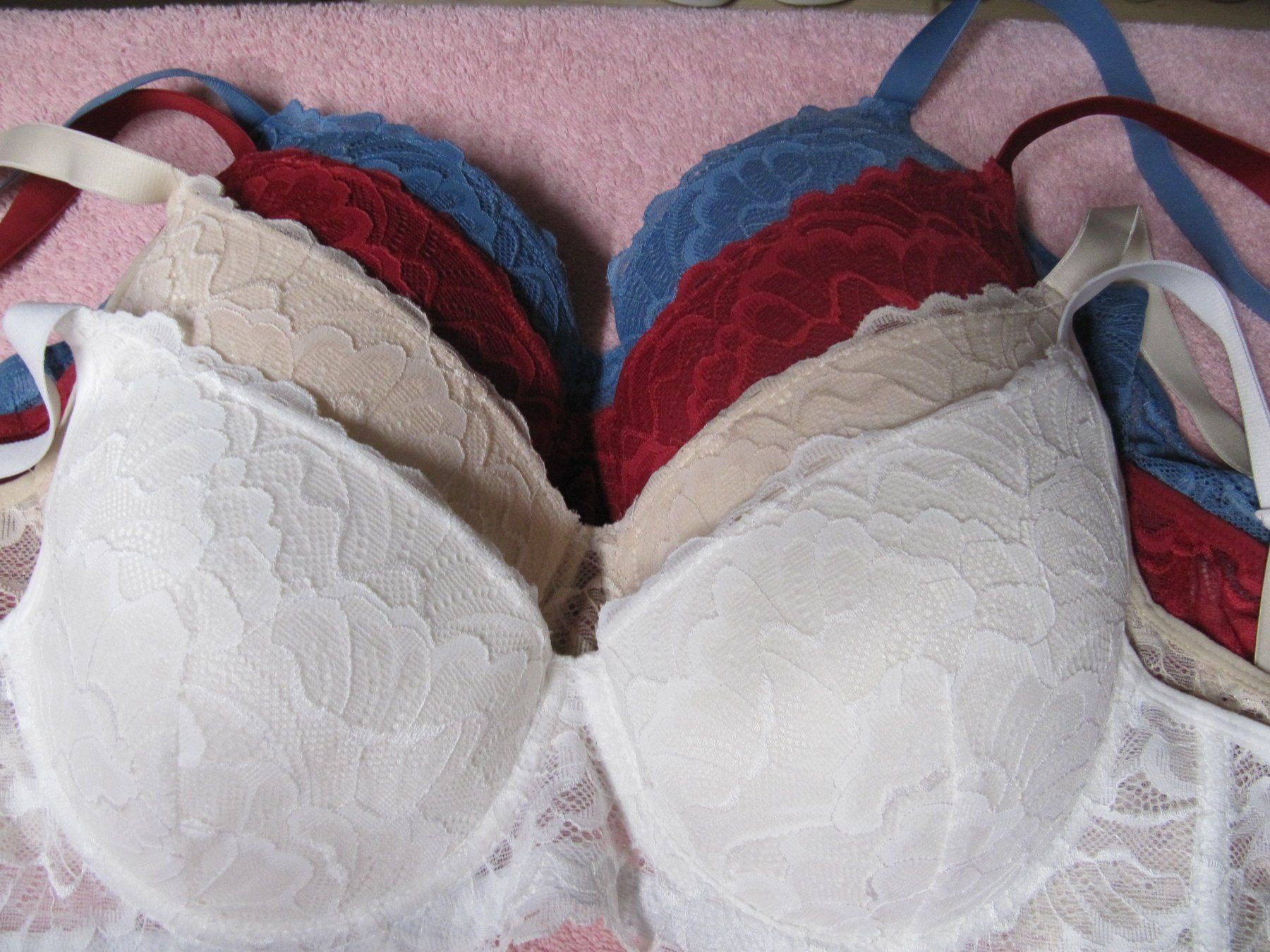 Altra biancheria intima: 3 BHs, Grösse 85B, mit Spitze, neuwertig – Nuovo (secondo la descrizione) da Selzach venduto da Sennemeitschi11