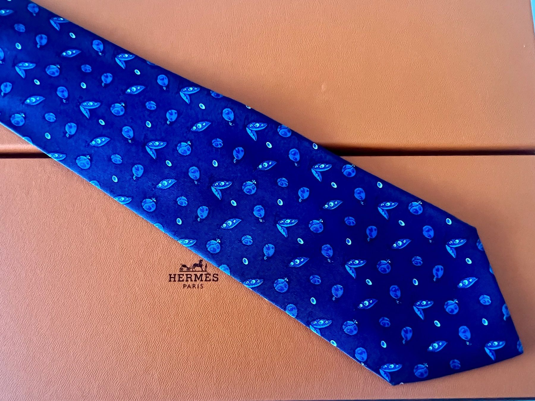 Hermès Cravates: Cravate HERMES-Paris „Exotic Blue" - avec box original – Neuf (Voir description) à Le Mont-sur-Lausanne par luxurylover 1