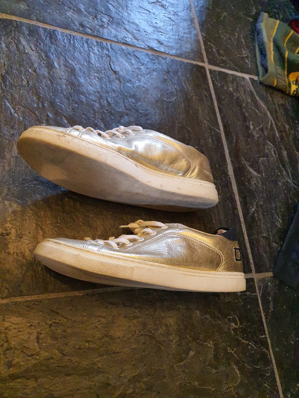 Damenschuhe: Goldige Damen Turnschuhe, Grösse 39 – Gebraucht aus Muri AG von Jeromia 1