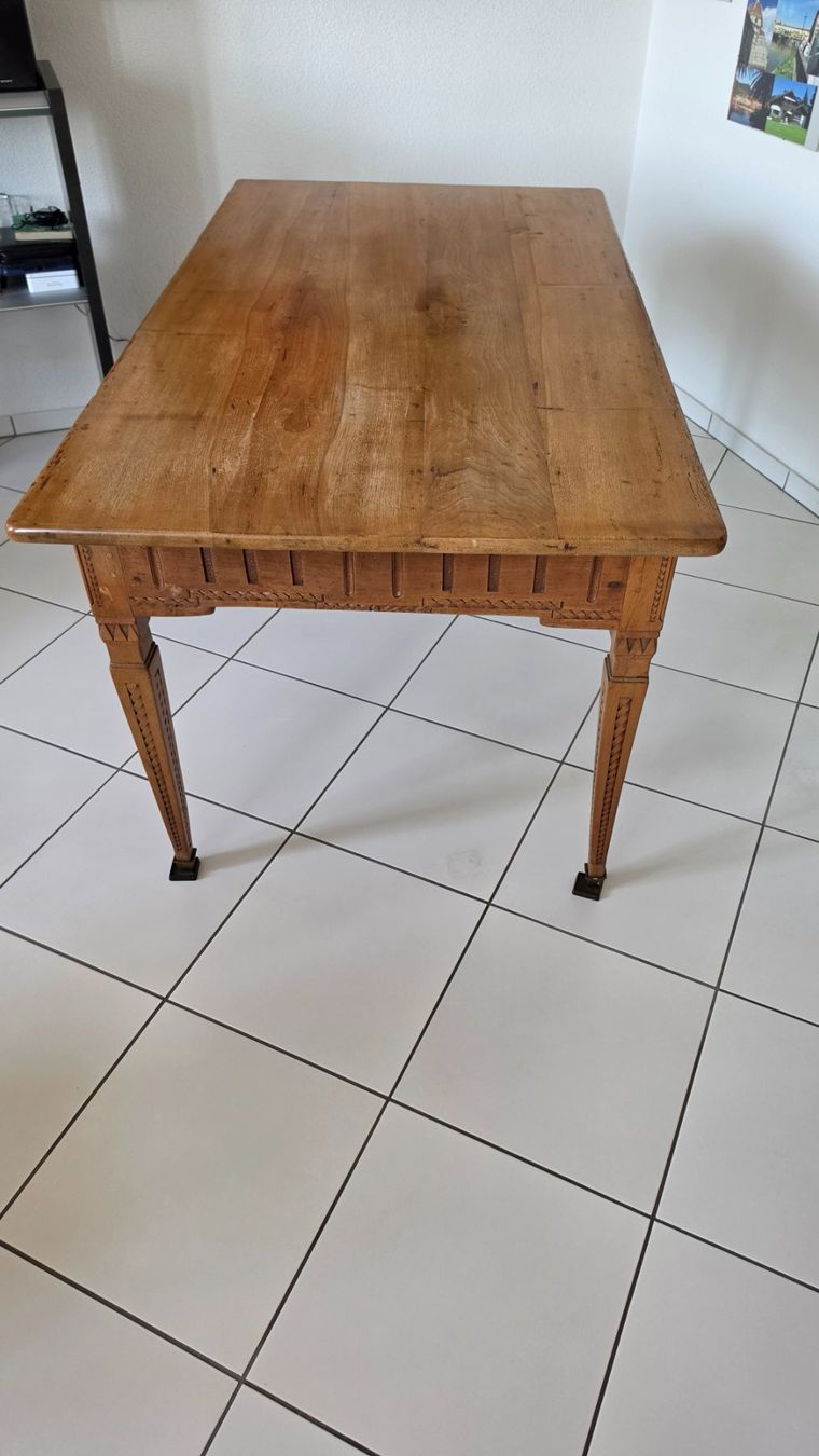 Tische: Antiker Holztisch – Gebraucht aus Thun von Jelly 1