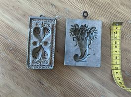Zwei antike Holzmodel für Gebäck/Chräpfli mit Blumenmotiven