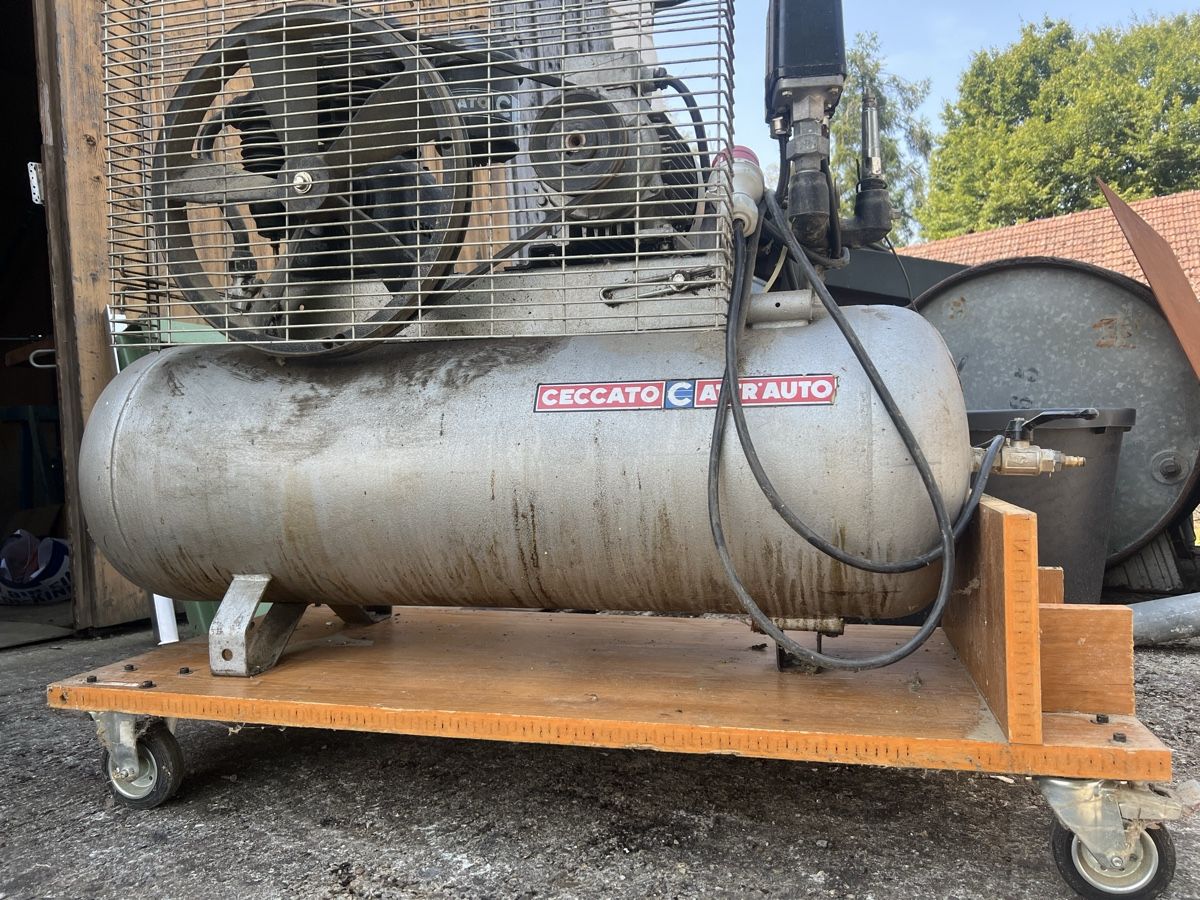 Compressori: Grosser Kompressor auf Rädern  – Usato da Dinhard venduto da Stahlguss 1