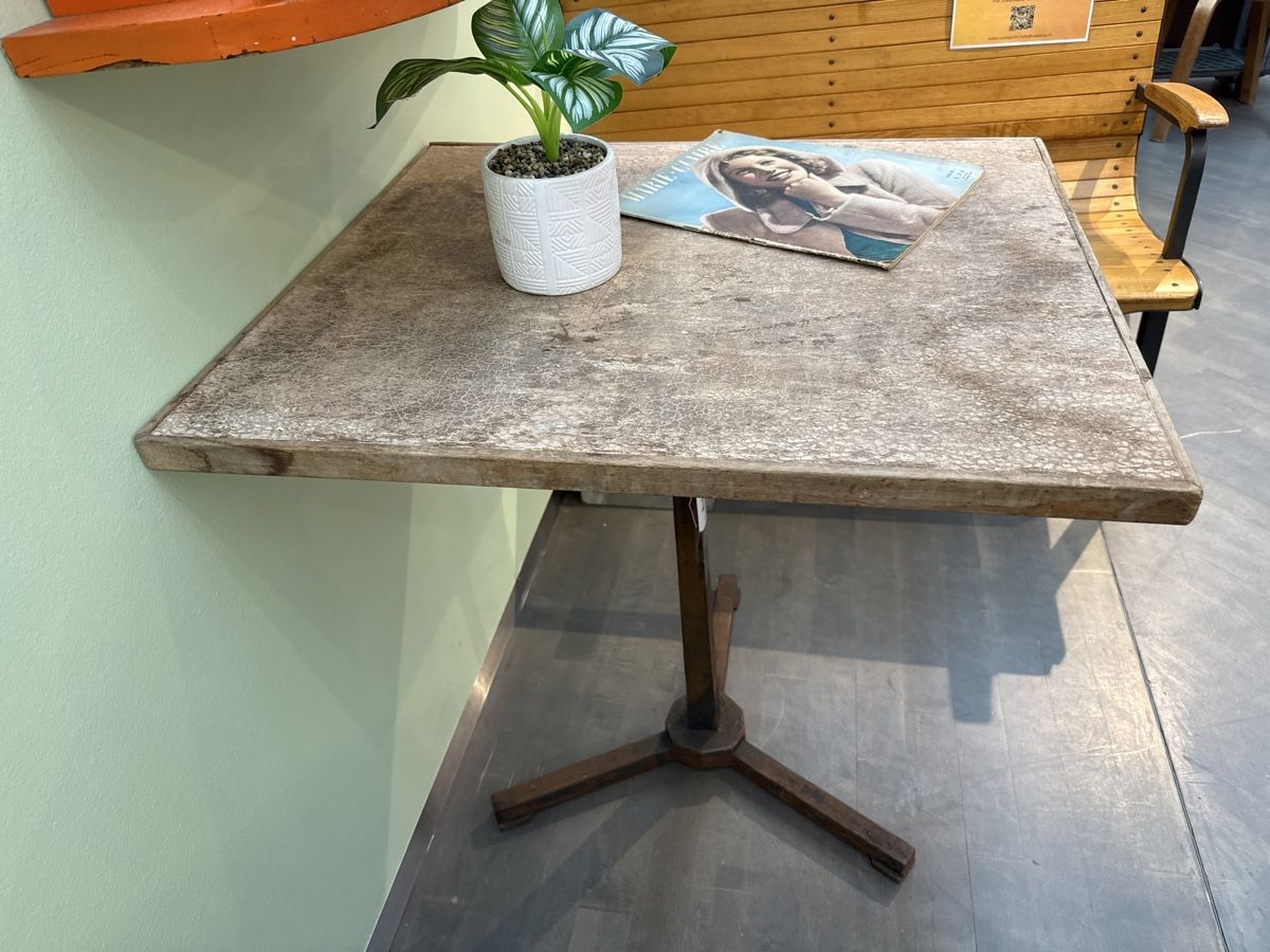 Tische: Bistrotisch mit Gussfuss – Gebraucht aus Dagmersellen von casatualiq 2