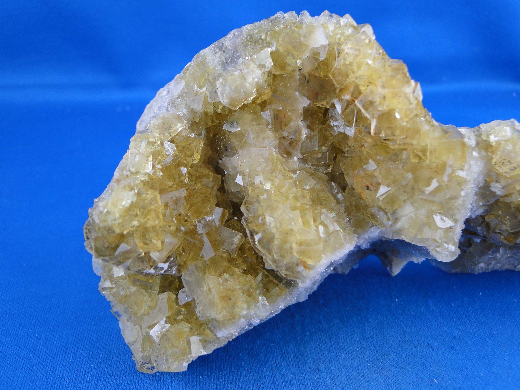 Minerali & Pietre curative: Honiggelbe Fluorit-Stufe mit Dolomit – Usato da Schinznach Bad venduto da Demerald 1
