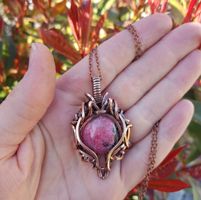 🌸 Handgefertigter Anhänger mit Rhodonit – Kupferdrahtkunst