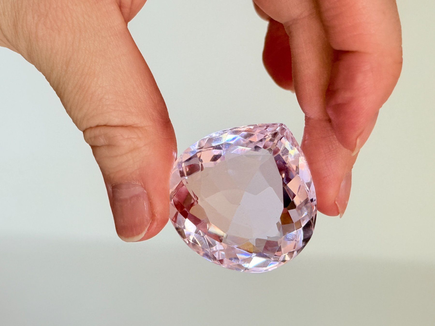 Minerali & Pietre curative: 150.00 Ct Pear Cut Certified – Nuovo e nell'imballaggio originale da Genève venduto da AWWA 2