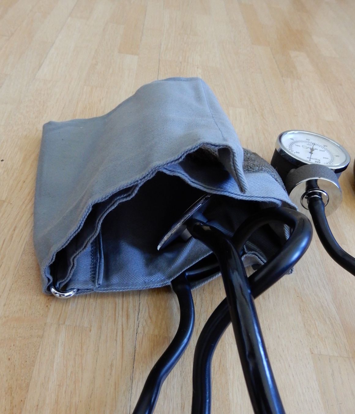 Attrezzature mediche: Blutdruckmessgerät Analog – Usato da St. Gallen venduto da Dachs330 2