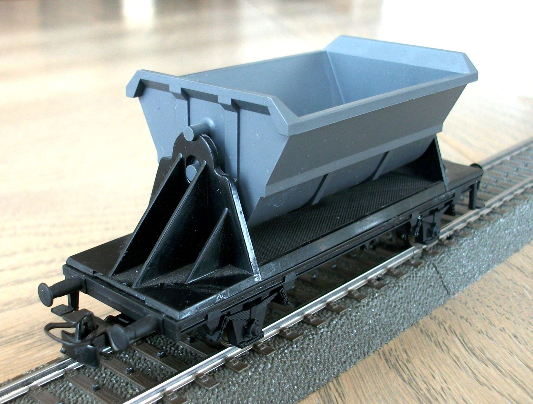 Märklin Modellini di ferrovie: Kippwagen mit grauer Lore, mit Schüttgut; neu – Nuovo (secondo la descrizione) da St. Moritz venduto da Manu7500 1