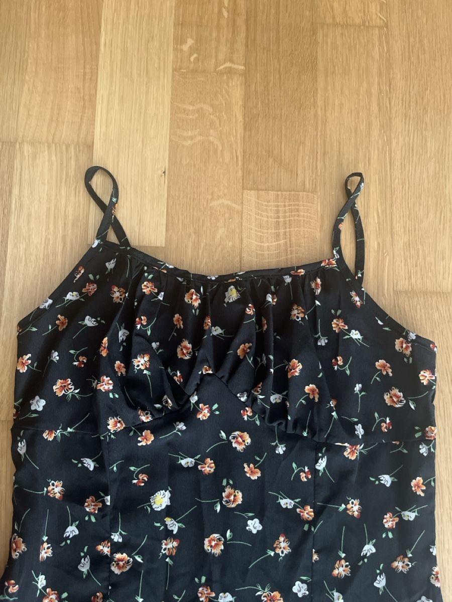 Kleider: Kleid Blumenmuster Schwarz – Neu und originalverpackt aus Naters von mar_fp7t 2