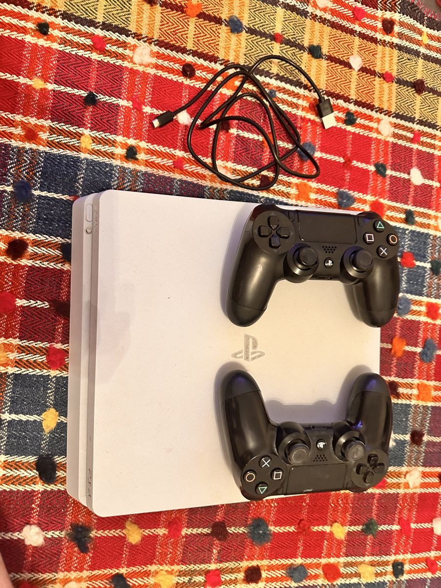 Sony Console: Ps4 mit 2 Kontroller 500gb – Usato da Gattikon venduto da 386ComicEmpire