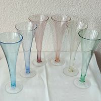 6 Sektgläser farbig sortiert.