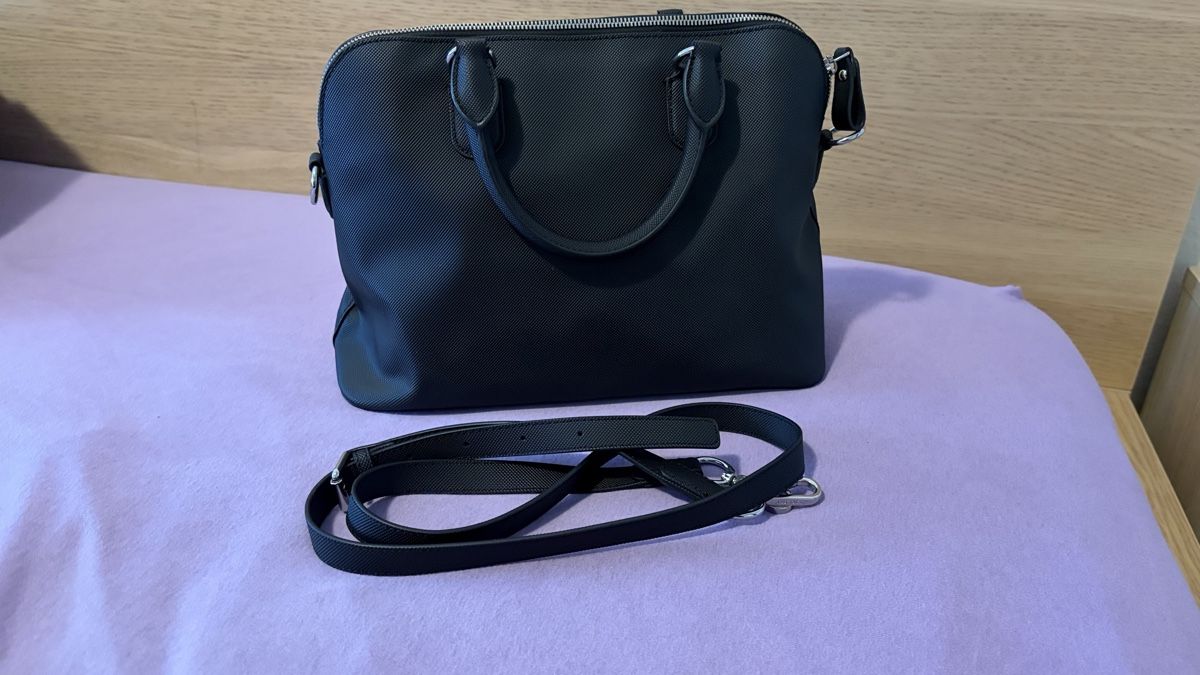 Lacoste Taschen für Damen: Schwarze Lacoste Tasche  – Gebraucht aus Zürich von tan_kzb8 1