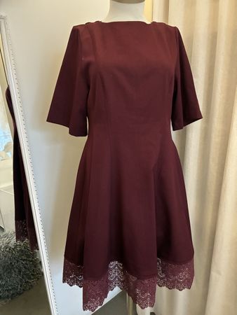 Bordeaux Kleid mit Spitze, Grösse M, tailliert