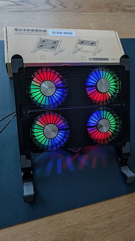Racks & Cavalletti: RGB Notebook Ständer mit 4 Lüftern & OVP – Usato da Zürich venduto da Dealer1