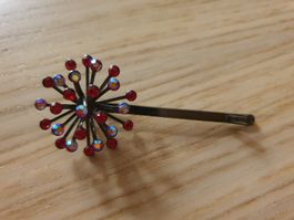 Funkelnde Haarspange mit roten Strass-Steinen