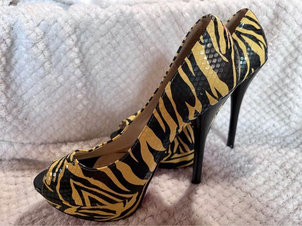 Scarpe da donna: Coole Peep Toe High Heels im Zebra Look – Nuovo (secondo la descrizione) da Flüelen venduto da Raubkatze-Achilles 1
