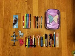 Etui mit Schreibzeug, Schere, Farbstifte usw.