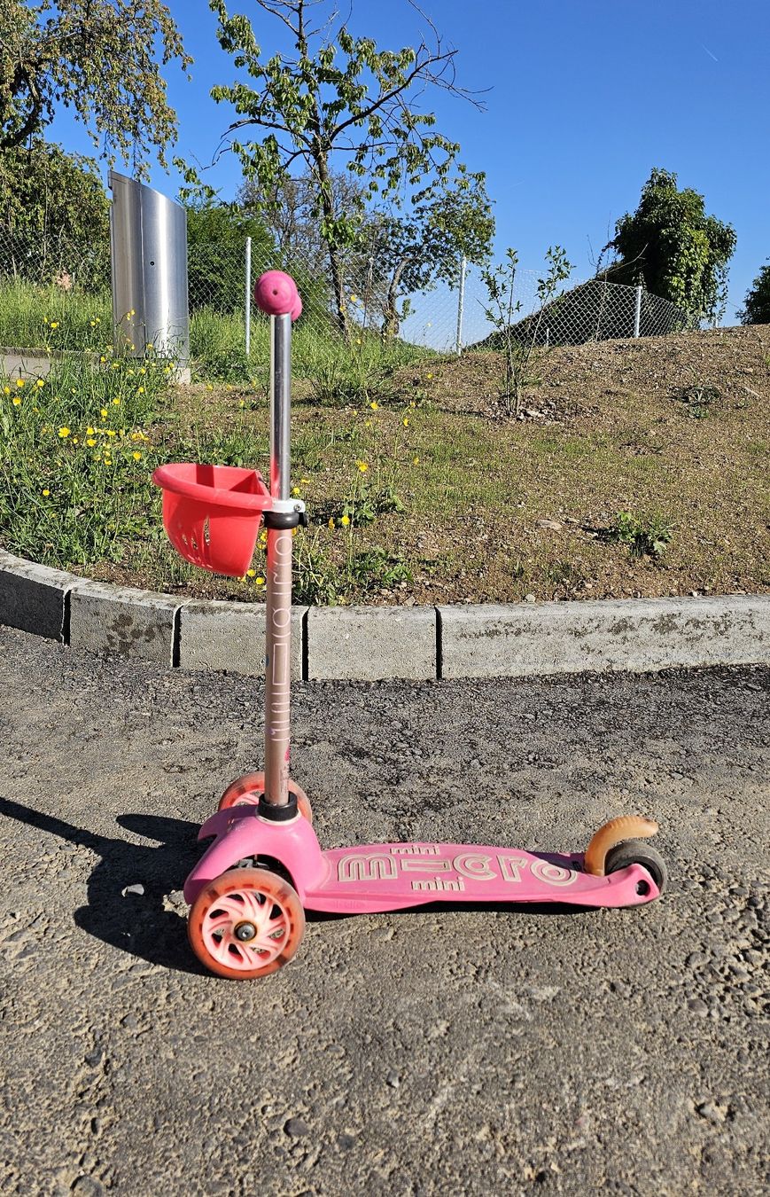 Micro Kickboard: Micro Mini rosa Trotti mit Korb und läuchtenden Räder – Usato da Zufikon venduto da Dadulka79 2