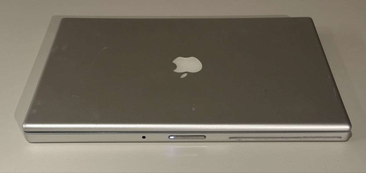 Apple Notebook: MacBook Pro 15” A1151 – Usato da Zürich venduto da pointedarch 2
