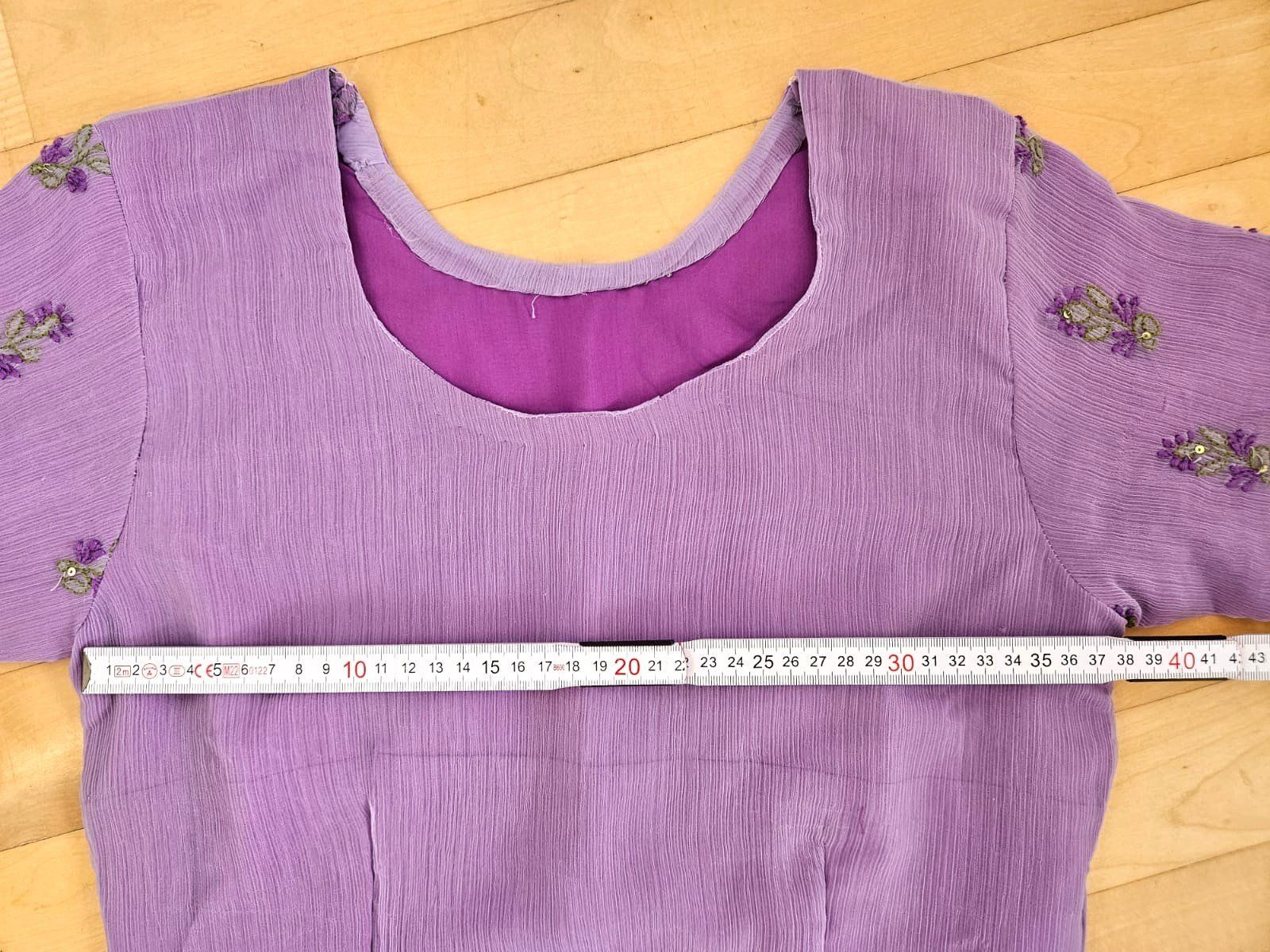 Kostüme: Indischer Sari Lila bestickt, Grösse S – Neu (gemäss Beschreibung) aus St. Gallen von AnBau 4