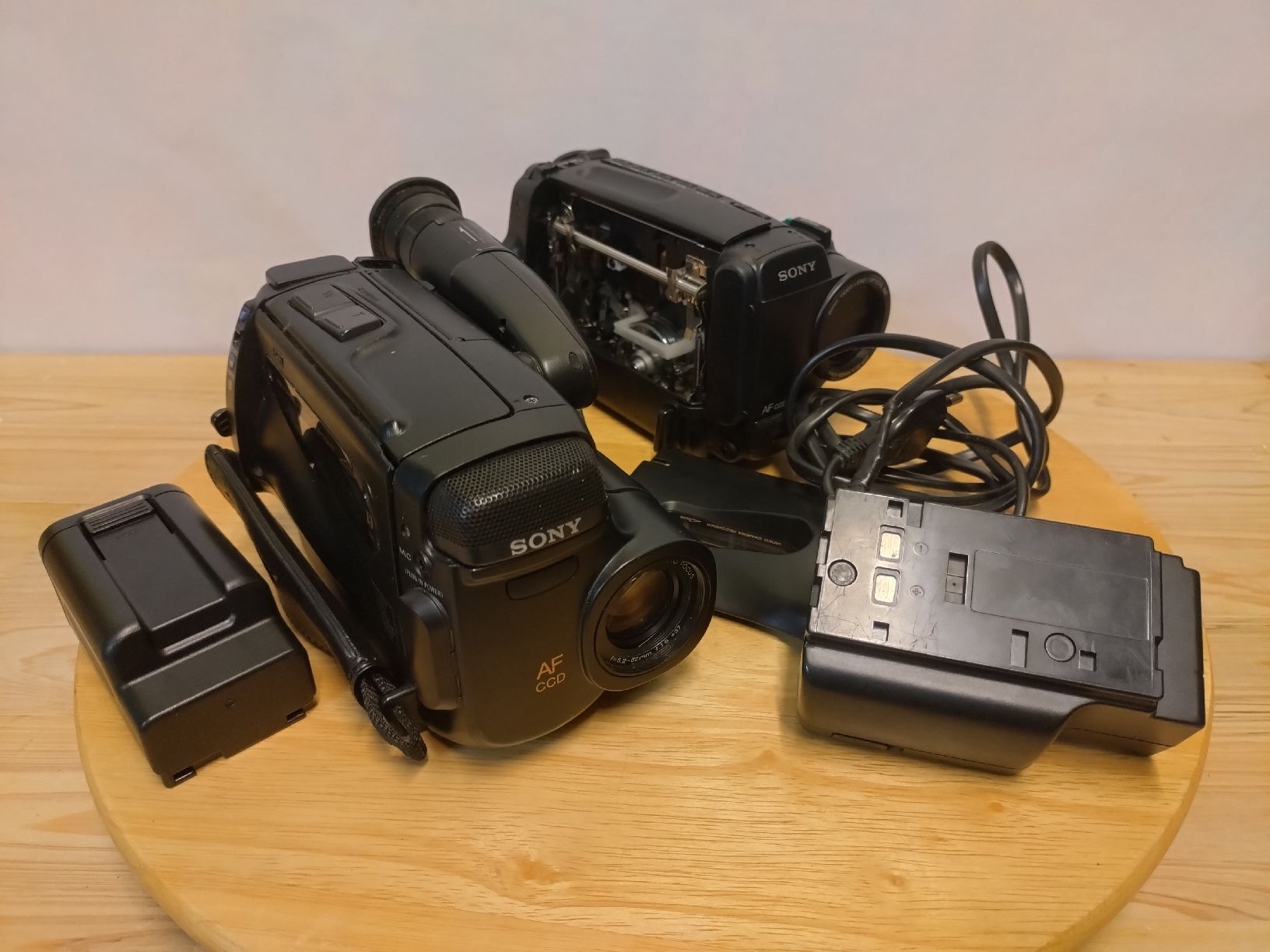 Sony Videocamere: Caméscopes Sony CCD-TR330E + TR350E HI8 – Difettoso da Farvagny-le-Grand venduto da LaCaverne