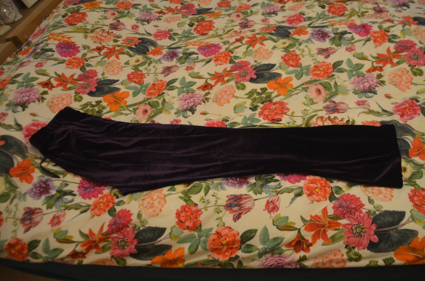 Pantaloni: TAILLE 46 - HOSE PLUSCH VIOLA – Usato da Chiasso venduto da Dolly015