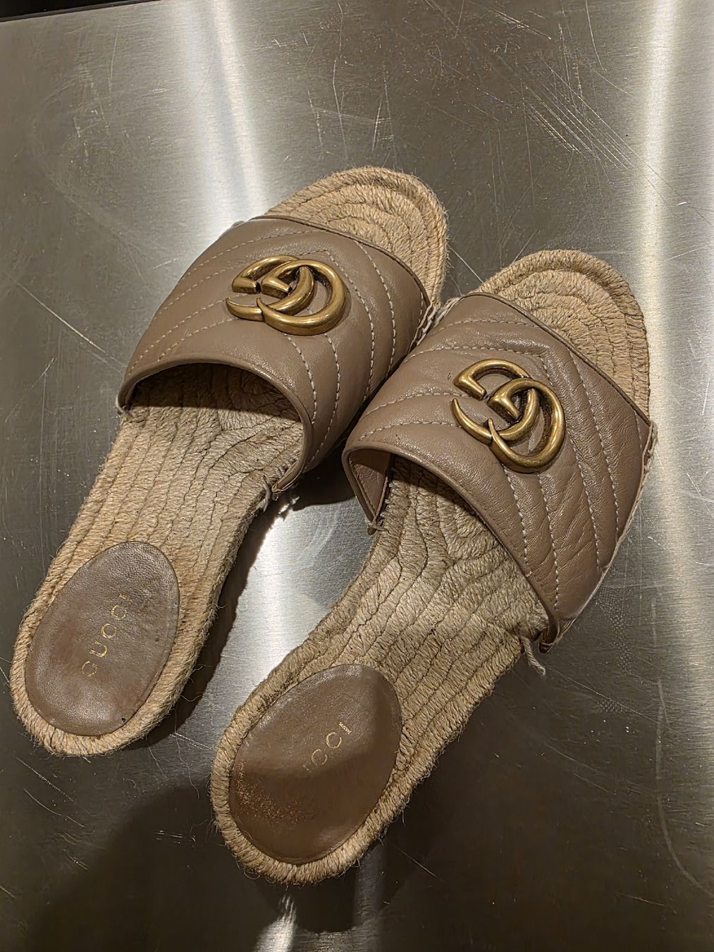 Gucci Damenschuhe: Gucci Pantoletten Leder Grösse 36.5 gebraucht – Gebraucht aus Wolfertswil von Antiko 4