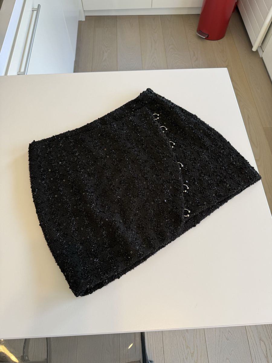 Zara Gonne: Mini jupe Zara noire brodée taille - S – Nuovo (secondo la descrizione) da Genève venduto da iry_67wr