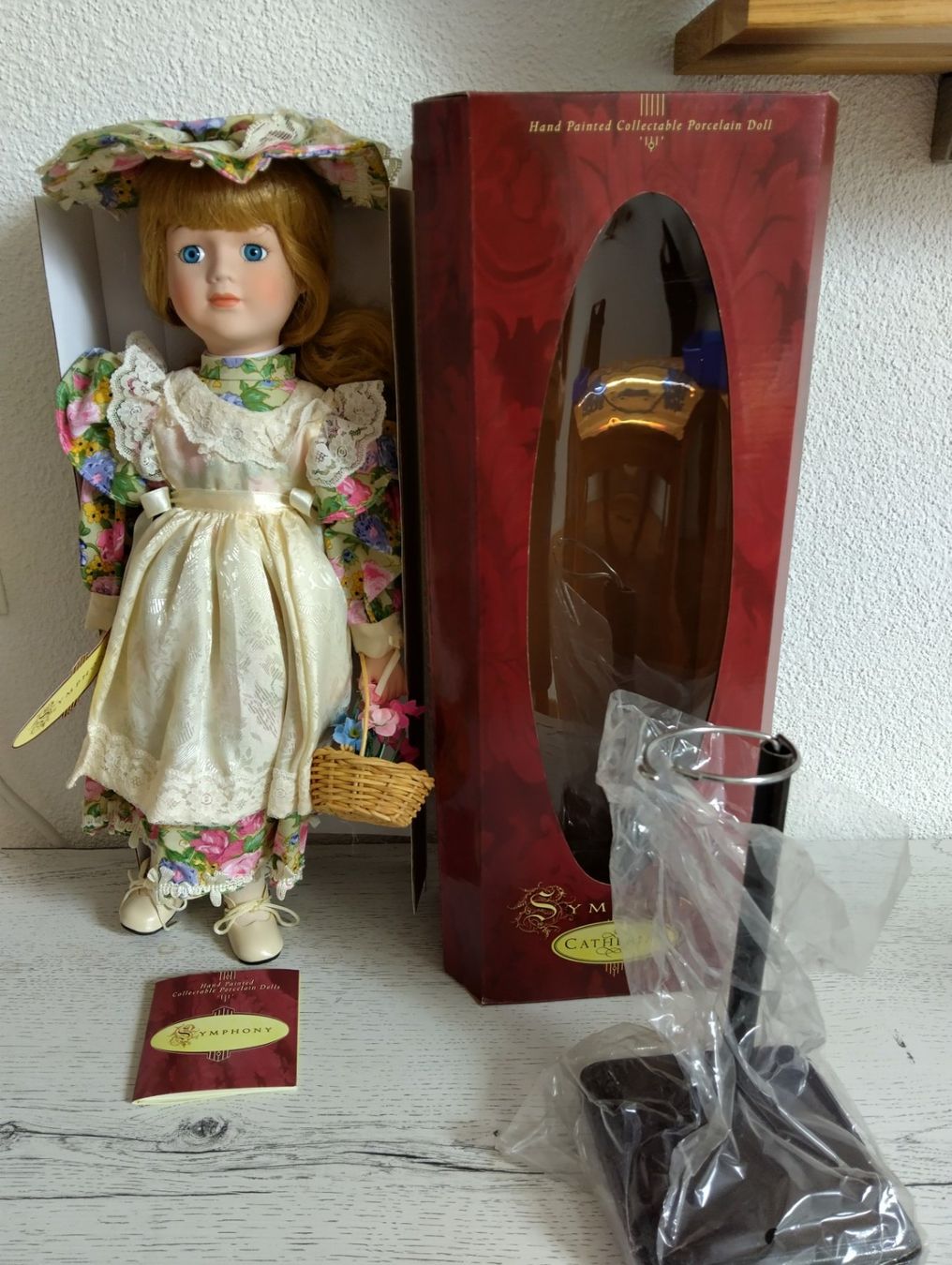 Poupées: Porzellanpuppe Symphony "Catherine" mit Sockel – Neuf (Voir description) à Full-Reuenthal par Ilor0309